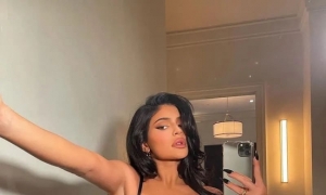 Kylie Jenner零下依旧穿比基尼泡温泉，果然辣妹没有冬天？