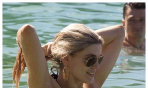 欧美女星艾歇莉海滩度假被拍，网友：这外套很抢镜啊！