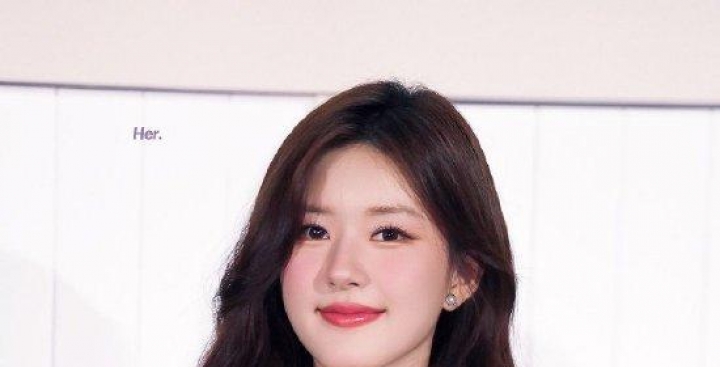 赵露思紫色斜裁人鱼裙甜美 波浪长发温柔氛围感拉满